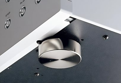 Esoteric DV-60 4K Blu-ray-afspiller i sort, nærbillede forfra i fugleperspektiv af den åbne skuffe i cirkulært børstet metal