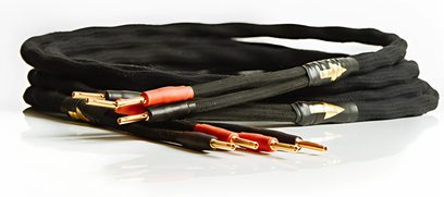 Nimed PRO A HP MKII 2x3M sorte audio-kabler med forgyldte stik, liggende på et sort stykke stof