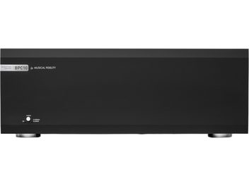 Condicionador de energia BPC 10 preto Musical Fidelity, vista frontal, caixa retangular preta, pés circulares prateados, texto branco