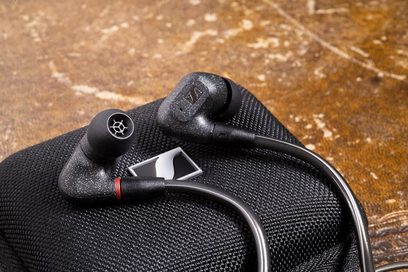 Sluchátka Sennheiser IE 300 černá, pohled shora, silikonové náušníky, pletený kabel, ohýbatelný konektor