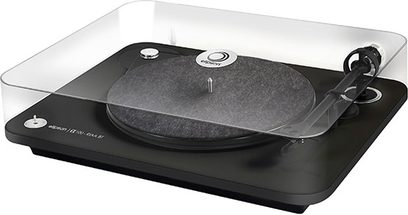 Elipson Alpha 100 RIAA BT mat sort pladespiller, set ovenfra i et dykkende perspektiv, gennemsigtig pladedrev, sort tonarm