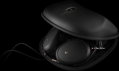 Lukket hi-fi hovedtelefon Meze Audio Liric sort, set fra venstre trekvartersvinkel, lukkede læderørepuder, polstret hovedbøjle