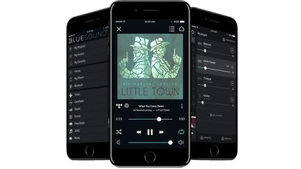 Tre svarte smarttelefoner som viser en musikkapplikasjon med menyer, albumomslag, avspillingskontroller, volumglidere