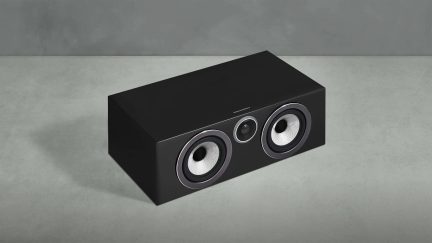 Центральна колонка Bowers & Wilkins чорного кольору, показана в ракурсі три чверті, з двома білими вуферами та центральним твітером