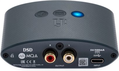 Аудіоперетворювач DAC iFi Audio Uno чорного кольору, вид спереду, 2 виходи RCA, 1 вхід USB, 1 блакитний світлодіод увімкнено