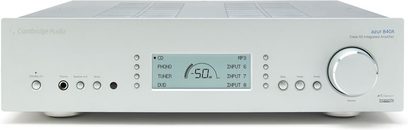 Cambridge Audio Azur 840A V2 Stereo-Vollverstärker Frontansicht, silbernes Frontpanel, blaues Display, Tasten und Drehregler