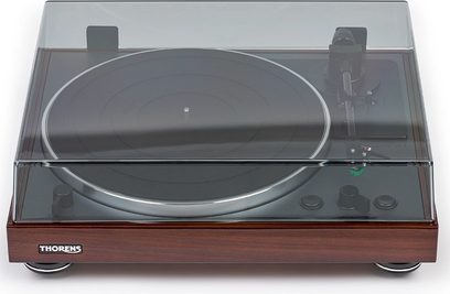 Giradischi hi-fi Thorens TD 102 A in noce lucido, vista dall'alto, piatto in vetro, braccio di lettura, manopole e piedini in legno