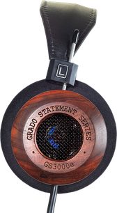 Åben hi-fi hovedtelefon Grado GS3000e i træ, sort gitter, læderhovedstykke, set fra venstre side på stativ, sølvfarvet logo på ørepude