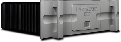 Bryston 7B3 galios stiprintuvas, sidabro spalvos šlifuoto aliuminio priekinė panelė su juodais šoniniais radiatoriais, vaizdas iš trijų ketvirčių