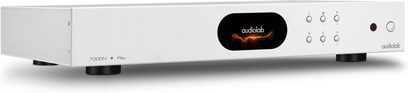 Síťový audio přehrávač Audiolab 7000N Play ve stříbrné barvě s centrálním černým displejem zobrazujícím logo, 6 kulatými tlačítky a 1 kruhovým tlačítkem