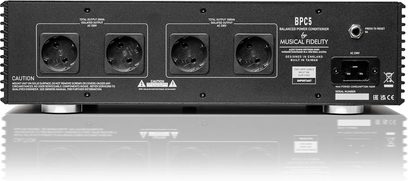 Condizionatore di rete BPC 5 Musical Fidelity, vista posteriore, chassis rettangolare nero, 4 prese di corrente rotonde, 1 presa IEC, 1 pulsante reset