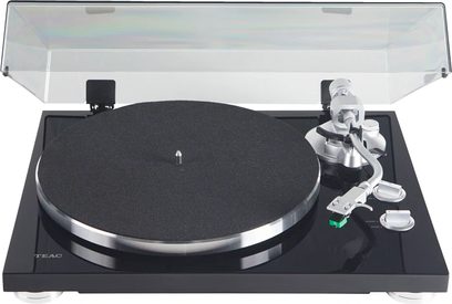 TEAC TN-350 sort pladespiller, set oppefra, mat sort pladedrev, sølvfarvet tonarm, kontroller og tilslutninger på forsiden