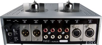Срібний підсилювач для навушників Pathos Aurium, вигляд спереду, 2 вакуумні лампи, 8 RCA-роз’ємів, 4 потенціометри, 2 XLR-роз’єми, 2 джек-роз’єми