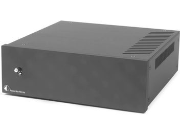 Išorinis maitinimo šaltinis Pro-Ject Power Box RS Uni juodas, stačiakampis korpusas su mygtuku priekyje, trijų ketvirčių vaizdas