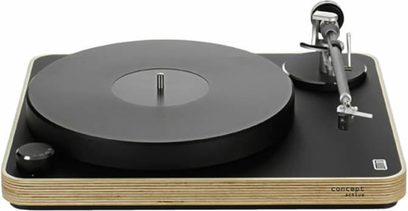Pladespiller Concept Active Black/Wood, mat sort pladebakke, metalarm, pickup, på rektangulært lyst træsokkel