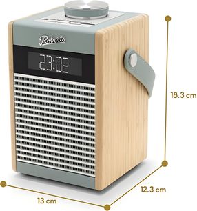 Radio da tavolo Roberts Rambler Midi blu anatra, corpo rettangolare in legno chiaro con frontale a griglia metallica grigio alluminio e display digitale nero, parte superiore blu cielo dotata di un grande pulsante rotativo metallico e tasti argentati, maniglia laterale coordinata, vista da tre quarti anteriore sinistra