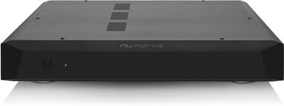Nuforce MCA-18 sort multikanal-effektforstærker, set forfra, rektangulært mat sort kabinet med ventilationsriste