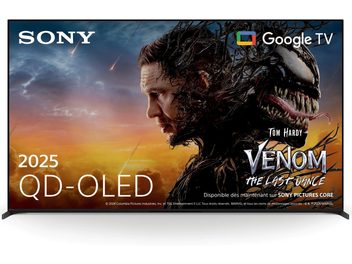 Televisore Sony BRAVIA 8 II K55XR8 nero con cornice metallica sottile, pannello piatto QD-OLED, vista frontale con piedini discreti alle estremità e schermo che mostra una locandina di film