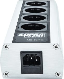 Strømfordeler Supra MainBlock MD04-EU MK3, perspektivvisning, 4 svarte uttak på rekke, rektangulært sølvfarget kabinett, svart IEC-kontakt på enden, synlige skruer