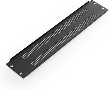Sort, rektangulært ventilationspanel med parallelle slidser og 4 cirkulære huller i hjørnerne