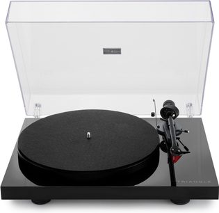 Hi-fi vinylspelare Triangle Lunar 3 svart, sedd framifrån, uppfällt transparent lock, svart cirkulär tallrik, tonarm till höger