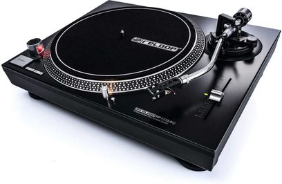 Reloop RP 1000 MK2 sort pladespiller, set ovenfra i 45° vinkel, plade, tonarm med pickup og kontroller