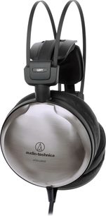 Cască audio închisă cu fir Audio Technica ATH-A2000Z în vedere laterală apropiată, căștiță stângă argintie din metal periat cu logo, bandă dublă neagră și perne groase din piele ecologică neagră