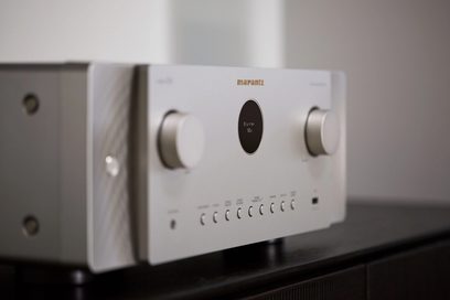 Marantz Cinema 60 -vahvistimen hopeanvärinen etupaneeli, jossa on painikkeita, äänenvoimakkuuden säädin, LED-näyttö ja kuulokeliitäntä, lähikuva edestä