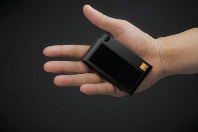 Hifiman R2R2000 sort audiofil afspiller i sort, holdt i en hånd, tæt på visning af skærmen og knapperne på forsiden