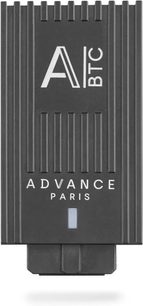 Безжичен предавател Advance Paris A-BTC в черно, изглед отпред, с оребрен преден панел, бели надписи и малък син правоъгълник