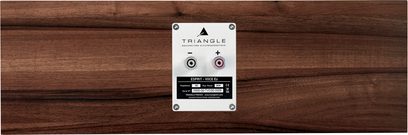 Centrální reproduktor Triangle Voce Ez kaštan, přední strana s černou ochrannou mřížkou a dvěma reproduktory, na dřevěném pozadí