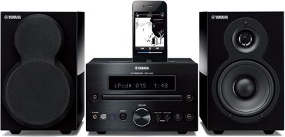 Yamaha MCR-332 sort hi-fi-minianlæg i sort, bestående af to højttalere, en basreflekskabinet, en iPod-dock og en fjernbetjening