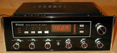Vintage digital FM/AM-tuner McIntosh MR80 i sort, frontpanel med knapper, skalaer, digitalt display og jackstik