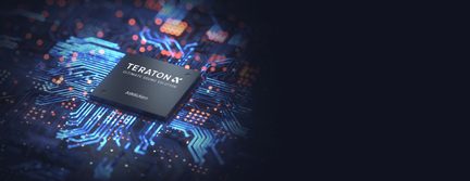 Teraton X-processor på blåt printplade oplyst af røde lys i et mønster af linjer og prikker