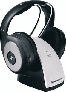 Sennheiser RS-140 åben hi-fi hovedtelefon i sort og grå, trekvartersperspektiv fra venstre side, placeret på den hvide opladningsbase