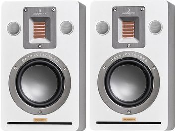 To hvide AudioVector QR Wall SE bipolare væghøjttalere i hvidlakeret MDF, set forfra, rektangulære kabinetter med afrundede hjørner, centralt placeret woofer med grå aluminiumsring, orange bånddiskant under grå plade, små sideplacerede gitterhøjttalere og vandret spaltet port nederst.