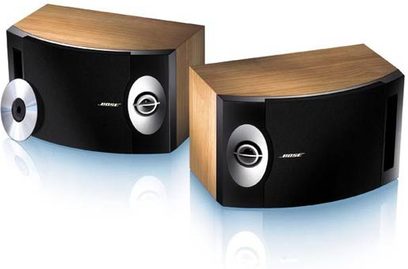 Bose 201 sorte bogreolhøjttalere, træ, trapezformet, sølvfarvede højttalere, set forfra og 3/4 bagfra