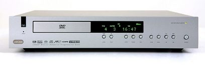 Arcam FMJ-DV139 sølvfarvet 4K Blu-ray-afspiller, set forfra, blåt digitalt display, knapper og diskskuffe