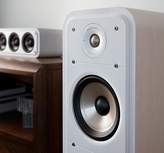 Polk Audio S55 hvid gulvhøjttaler, set forfra og fra siden, diskant og højttaler synlige, hvid front