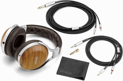 Denon AH-D9200 lukket hovedtelefon, træ og brunt læder, med to aftagelige sorte jackkabler på hvid baggrund