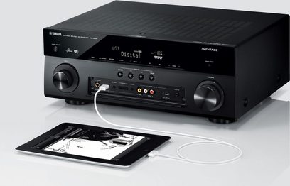 Yamaha RX-A840 sort hjemmebiografsforstærker og Yamaha BD-A1040 sort Blu-ray-afspiller, set forfra, med tablet der viser et brugergrænsefladeinterface