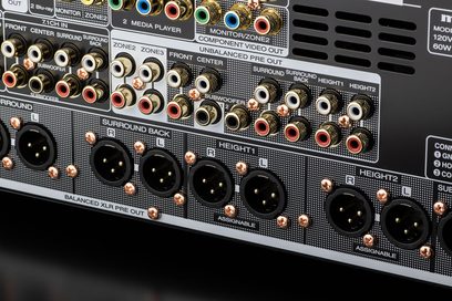 Préampli home-cinéma Marantz AV7706 noir, vue arrière rapprochée des connecteurs audio et vidéo, nombreuses prises RCA et XLR
