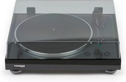 Gramofon Thorens TD 102 A v lesklé černé barvě, pohled shora, zavřený kryt, černý talíř, raménko, tlačítka a přepínač