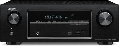 Denon AVR-X1100W sort home cinema-forstærker, front, set forfra, blåt display, knapper og stik på forsiden