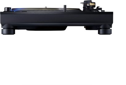 Technics SL-1210GMEEK Plattenspieler in Schwarz, Seitenansicht, perforierter Metallteller und goldene Tonabnehmerkapsel am Tonarm