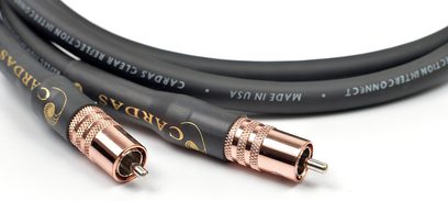 Audio kabel Cardas RCA Clear Reflection 0,5 m matně černý v detailním záběru, PVC plášť se zlatým potiskem, kovové měděné konektory s drážkováním a stříbrnými kolíky