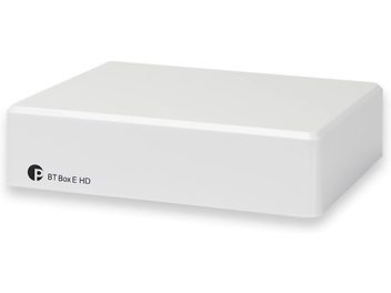 Bezprzewodowy nadajnik BT Box E HD, prostokątna biała obudowa, zaokrąglone rogi, czarne logo i tekst na froncie, widok w perspektywie