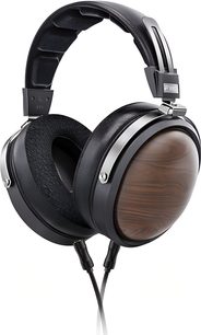 Cuffia hi-fi chiusa cablata FiiO FT1 nera con padiglioni esterni in legno marrone, archetto imbottito in similpelle nera, finiture metalliche argentate e cavo audio intrecciato staccabile, vista a tre quarti