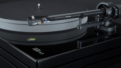 Music Hall MMF 9.3SE sort pladespiller, nærbillede ovenfra af den kulfiber-tonarm med pickup