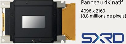 Sony VPL-VW890ES 4K native videoprojektor, opløsning 4096 x 2160 pixels (8,8 millioner pixels), set forfra